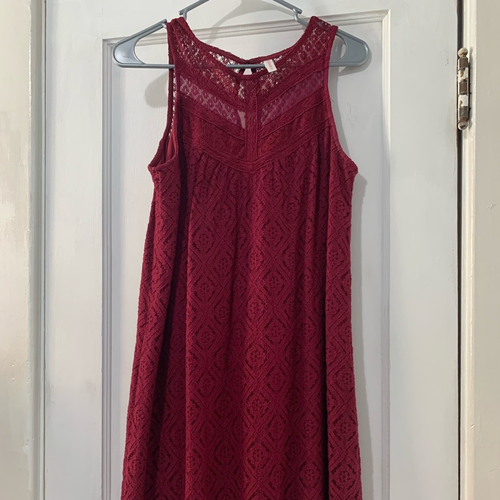Red sleeveless lace dress